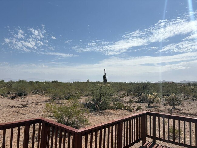 Foto del edificio - Country living on 4.4 acres 3 bedrooms and...