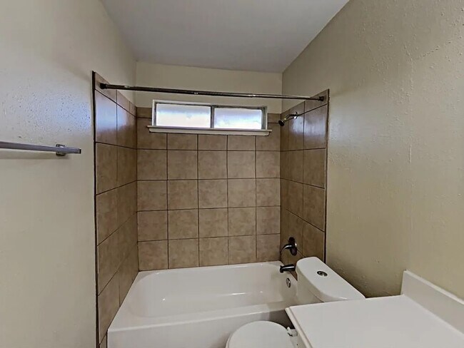 Foto del edificio - 15835 Fox Springs Dr