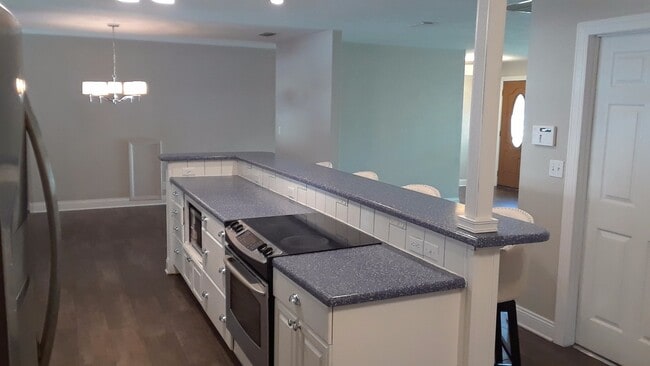 Building Photo - Beautiful 4 bedrooms 2 bath's single famil...