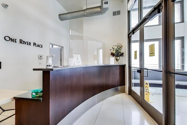 Building Photo - 758 N Larrabee St