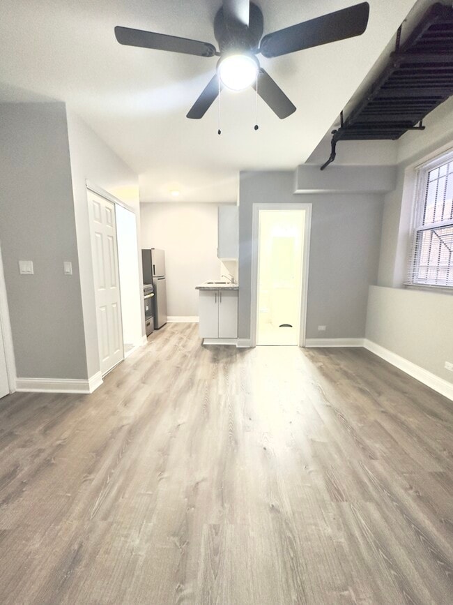Building Photo - 4241 N Kenmore Ave