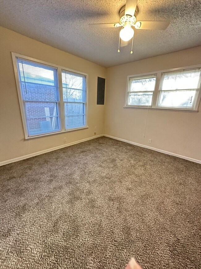 Foto del edificio - 3/2 with huge backyard and bonus living room