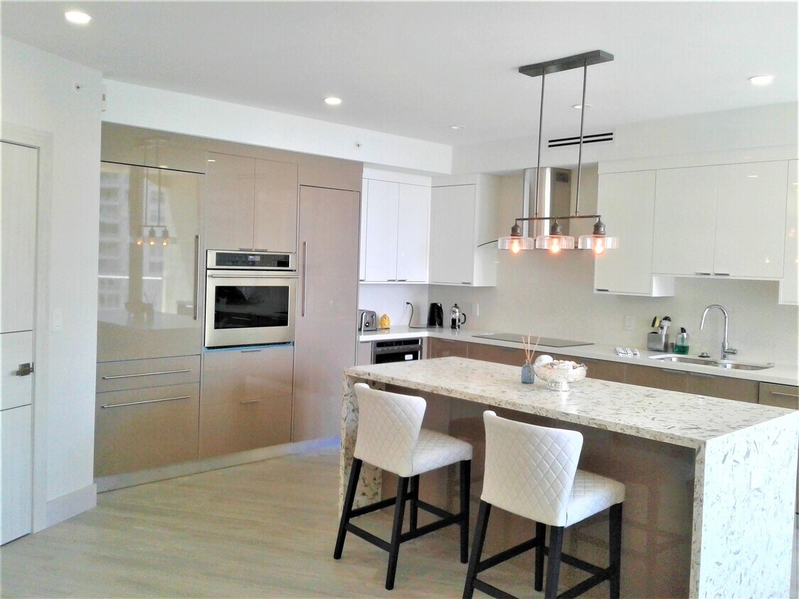 Primary Photo - 3720 S Ocean Blvd