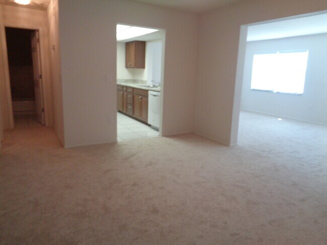 Building Photo - 2BR/2BA SFH Close to Amenities - Annual Re...