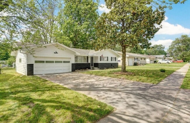 Building Photo - 3 Bedroom PLUS SUNROOM | 2 Bathroom | 2 Ca...