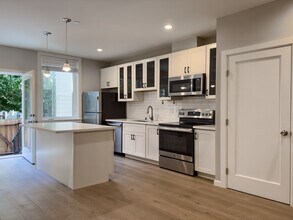 Building Photo - 651 Scott St