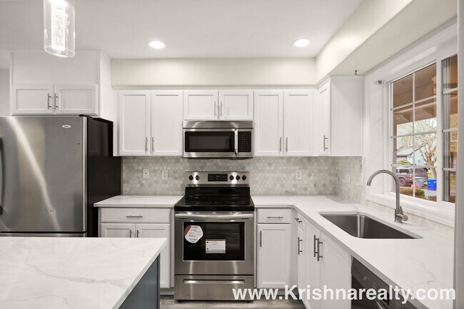 Building Photo - Gorgeous 3 BD* 2.5 BA* Updated Duplex Loca...