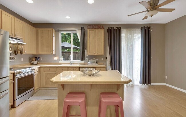 Building Photo - Better than NEW! Stunning Beaverton End-Un...