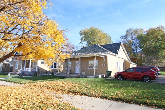 Building Photo - Updated 3 Bed 1 Bath with HVAC