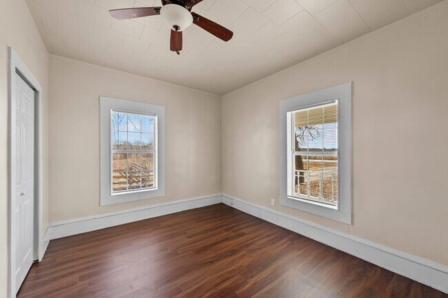 Building Photo - Rental Home with Land