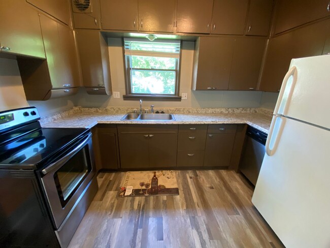 Building Photo - Room For Rent