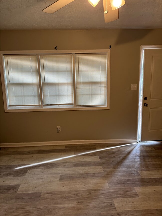 Entrada - 6486 Raymond Dr