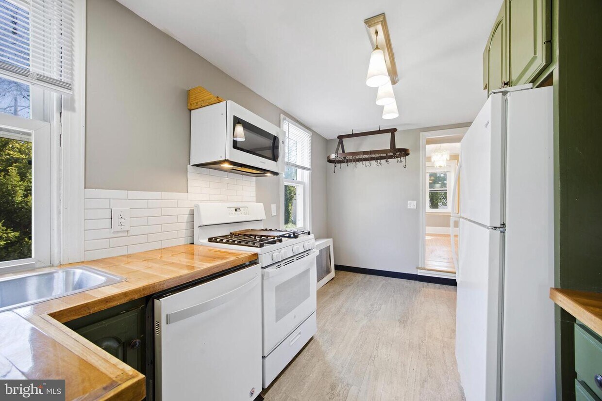 Primary Photo - 51 E 3rd Ave