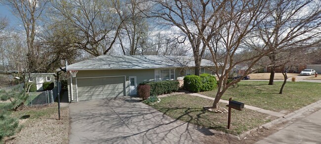 Building Photo - 3D Tour Available! Huge House with Two Kitchens + Fenced-in Yard + Washer & Dryer! Available Augu...