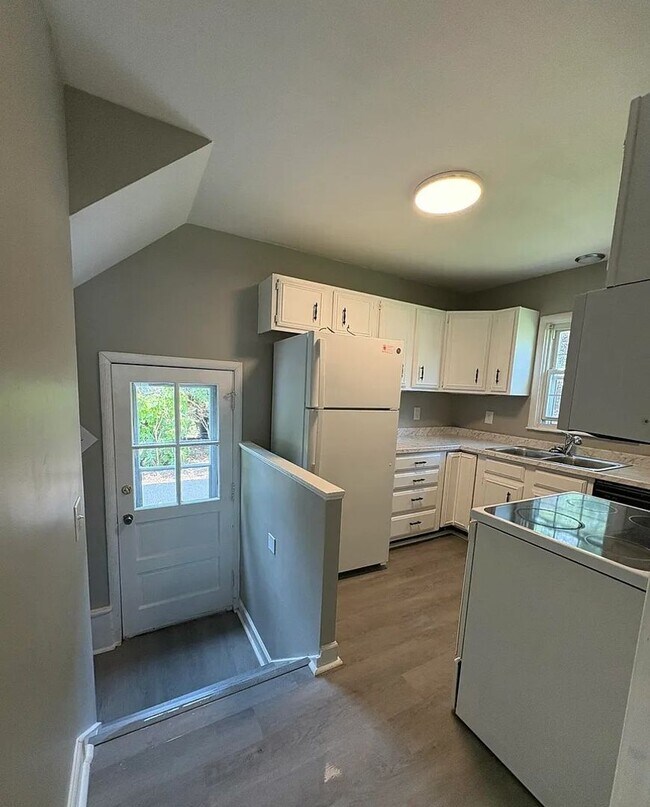 Foto del edificio - Charming 4-Bedroom Home with Partially Finished Basement