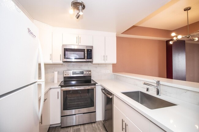 Building Photo - Updated One Bedroom Condo at Opera Plaza |...