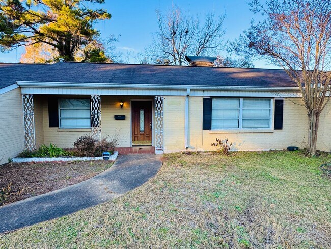 Building Photo - 4 Bedroom with Charming Spaces, Endless Possibilities