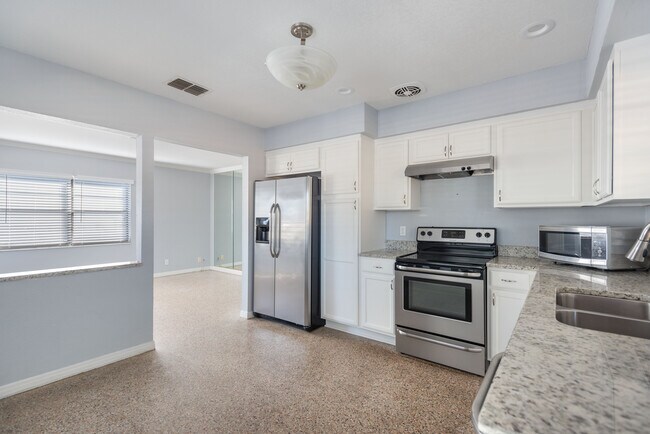 Building Photo - 216 N Himes Ave