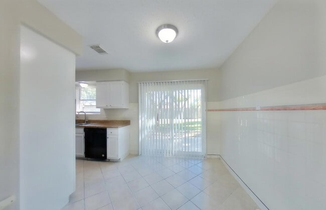 Building Photo - Chic & Comfortable 3-Bedroom Property Ready to Move In