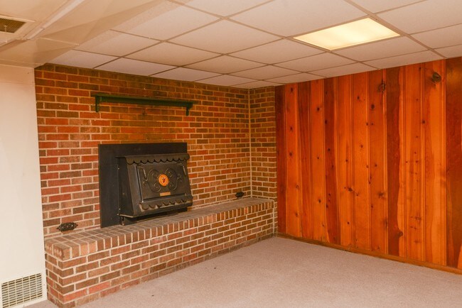 Building Photo - 1301 Major Dr