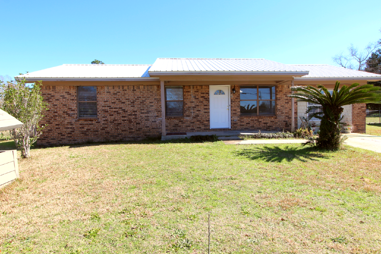 Primary Photo - 3 bedroom 1.5 bathroom brick home located ...