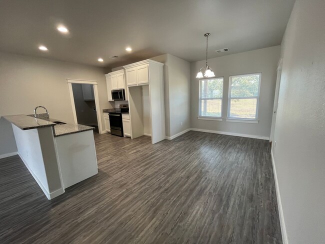 Building Photo - Quiet Neighborhood/Cozy Home/Two Car Garage