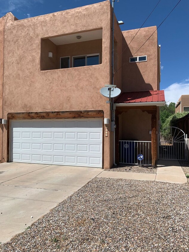 Foto principal - 3 bd / 2.5 bth / 2 car garage near UNM, CN...