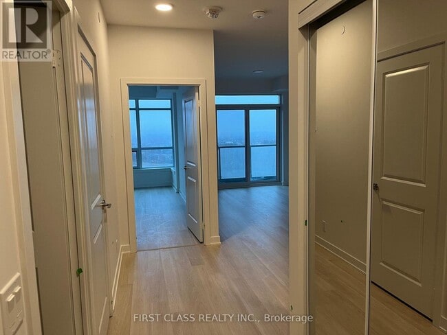 Photo du bâtiment - 50 Upper Mall Wy