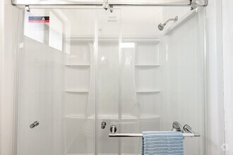 Studio - 605SF - Bathroom - Palm Gate Apartments