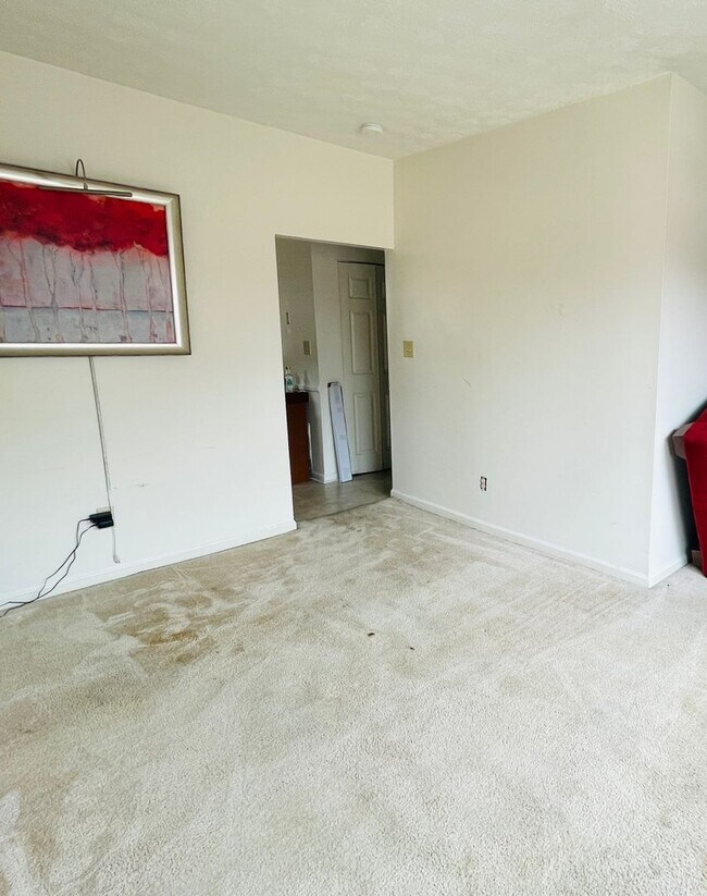 Building Photo - 2 Bedroom Duplex within walking distance o...