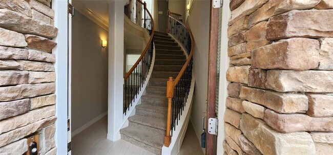 Building Photo - 305 Reinerman St