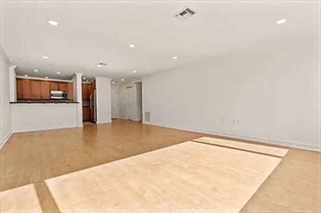 Foto del edificio - No brokers Fee, Parking Included, In-Unit ...