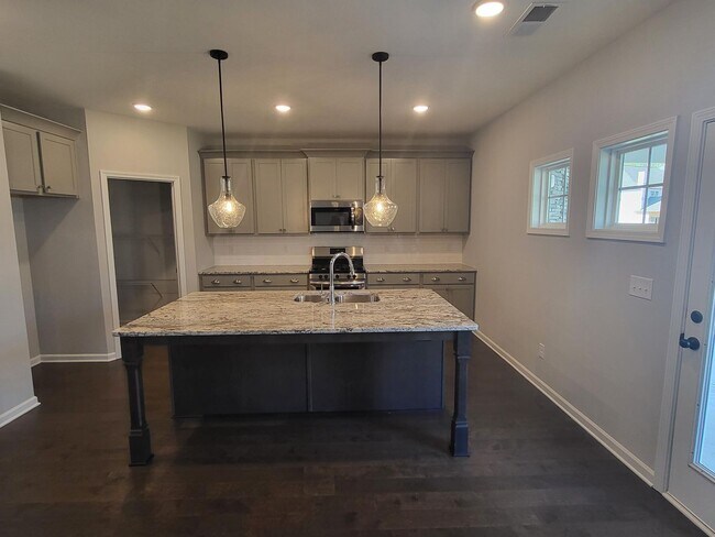 Building Photo - Inviting 5 Bedroom 3 Bath Beautiful Rental