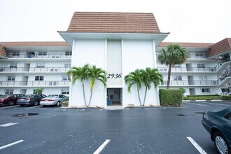 Building Photo - 2936 Lake Shore Dr