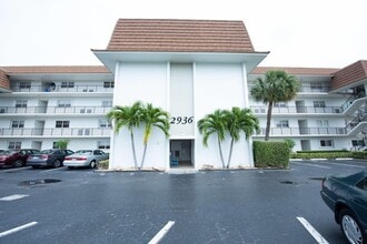 Building Photo - 2936 Lake Shore Dr