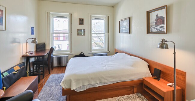 Foto del edificio - 208 E 3rd St
