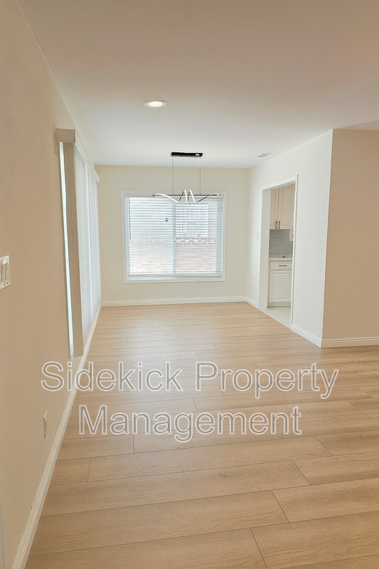 Foto del edificio - 16323 McRae Ave