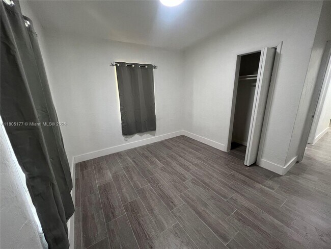 Building Photo - 217 W 33rd St
