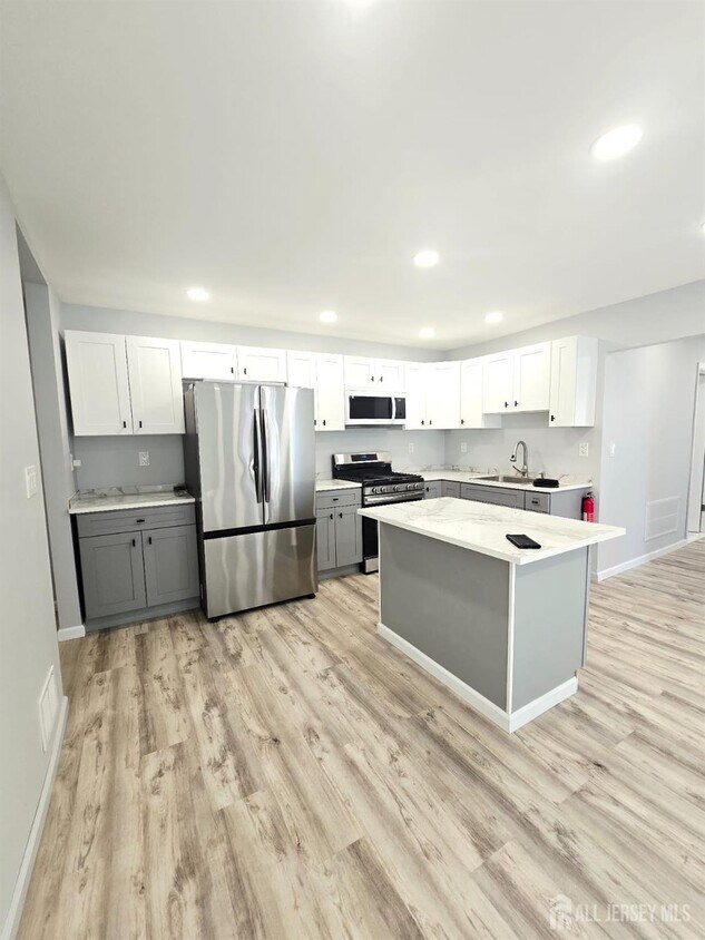 Primary Photo - 326 Sutton St