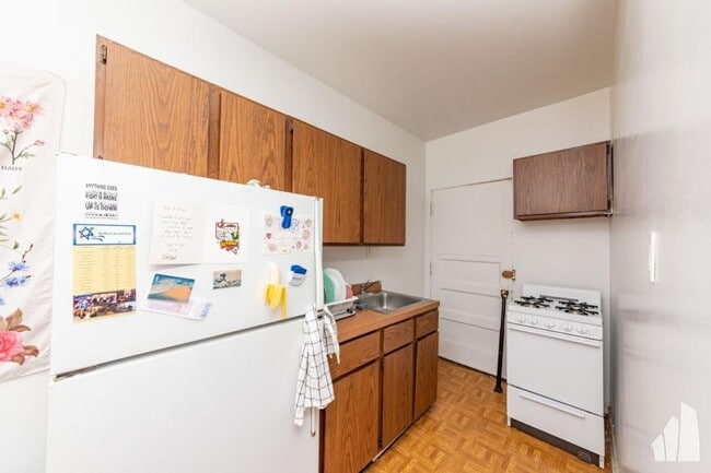 Building Photo - 2 bedroom in Chicago IL 60657