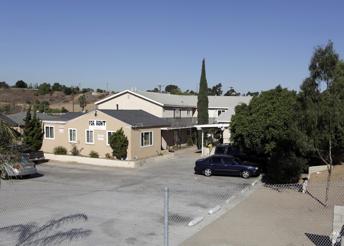 Primary Photo - 4592-4596 Imperial Ave