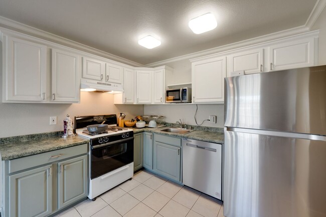 Building Photo - Charming 2 Bedroom Duplex with Private Backyard & Garage!