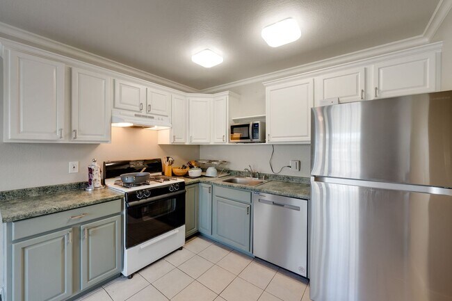 Foto del edificio - Charming 2 Bedroom Duplex with Private Backyard & Garage!