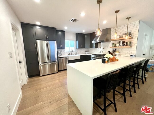 Foto del edificio - 4321 Greenbush Ave