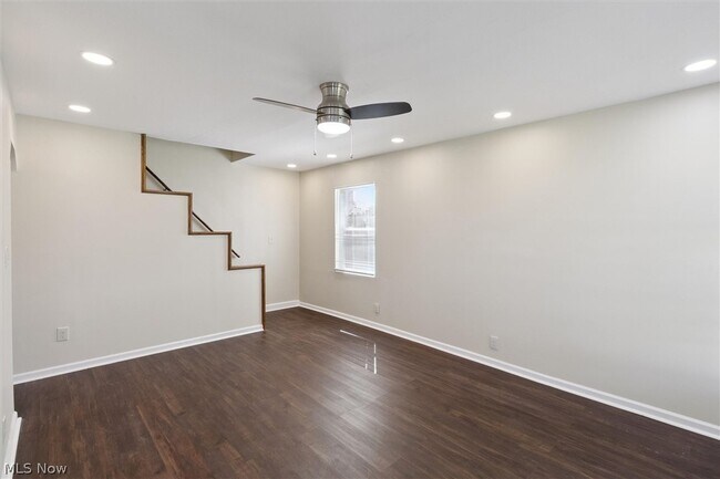 Foto del edificio - 443 Fairway Blvd