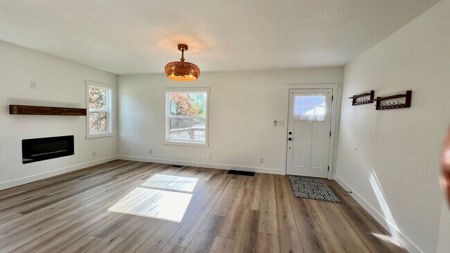 Foto del edificio - Gorgeous and Available Now!