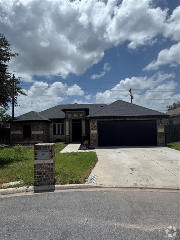 Building Photo - 1021 W Oak Ln