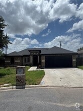Building Photo - 1021 W Oak Ln