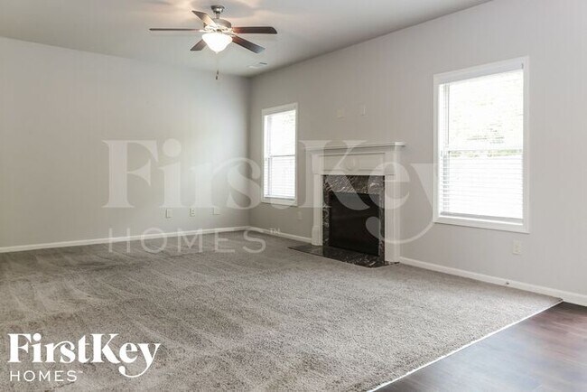 Building Photo - 801 Walnut Woods Dr