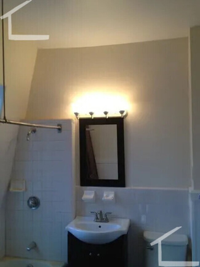 Foto del edificio - Nicely renovated 2 bed spread out over 2 f...